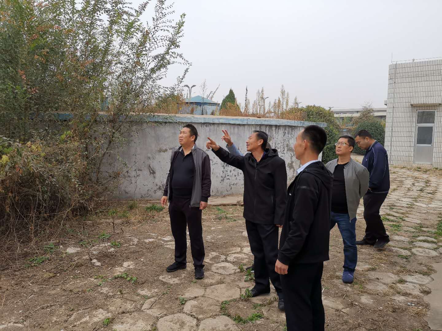 公司總經(jīng)理王建人在供水、污水生產(chǎn)一線開展風險隱患排查 (1).jpg