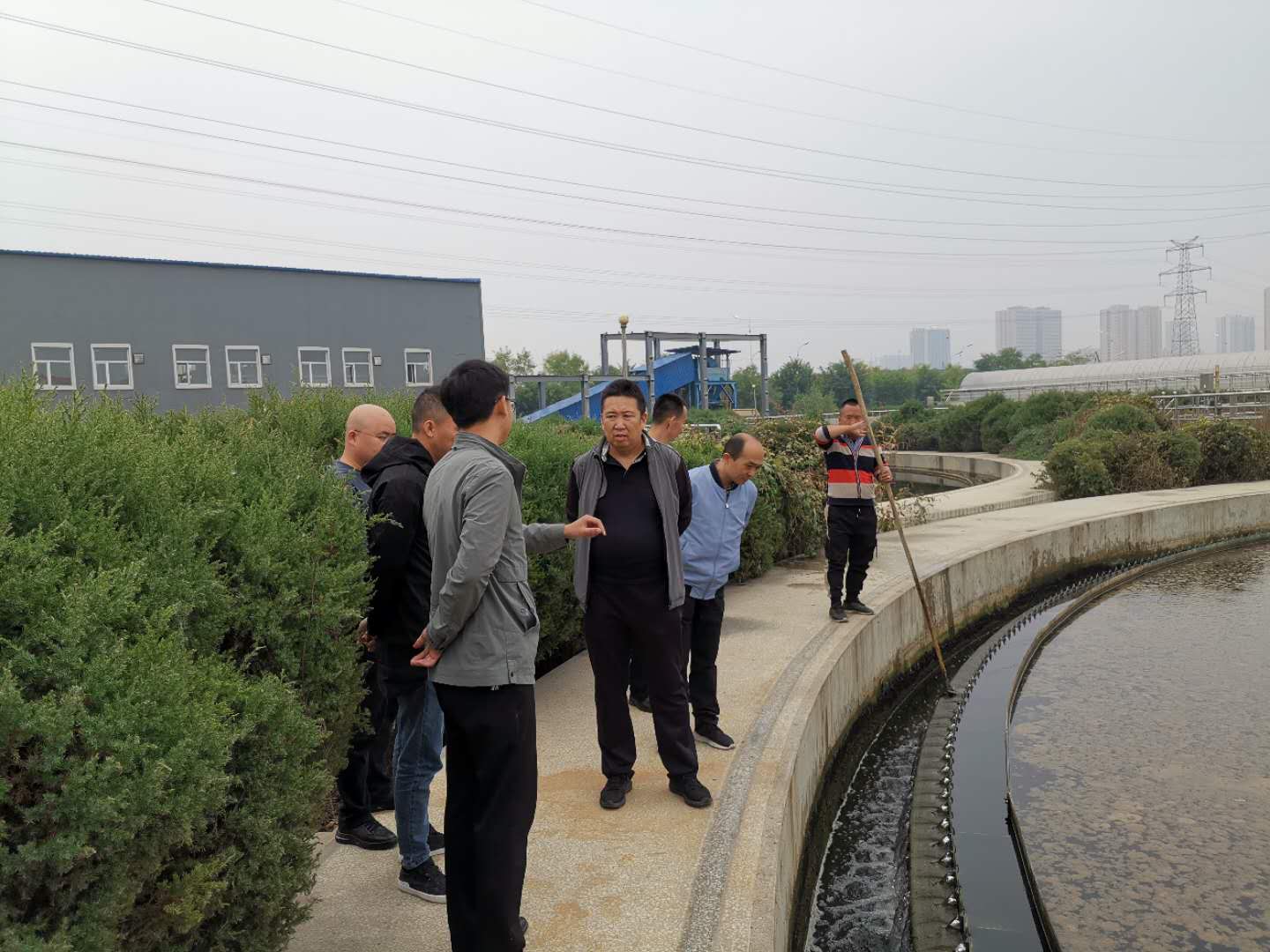 公司總經(jīng)理王建人在供水、污水生產(chǎn)一線開展風險隱患排查 (2).jpg